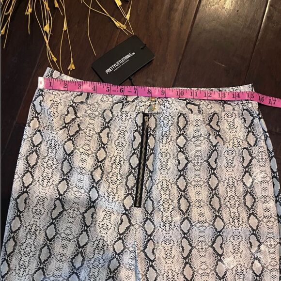 Pretty little things faux leather Grey Front Zip Snake Print Pants sz 8 - Picture 10 of 12